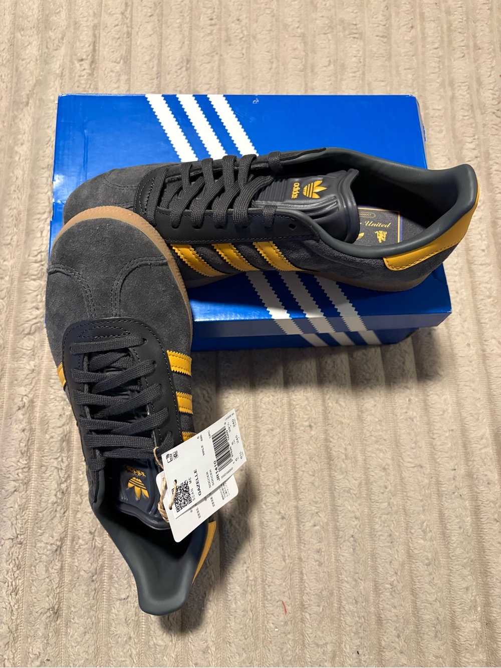 Adidas Men’s Gazelle Suede Sneakers — Black & Gold size 6.5 BNWT AT-8/69
